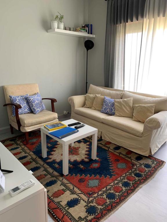 een woonkamer met een bank en een salontafel bij Dom Ruas in Peso da Régua