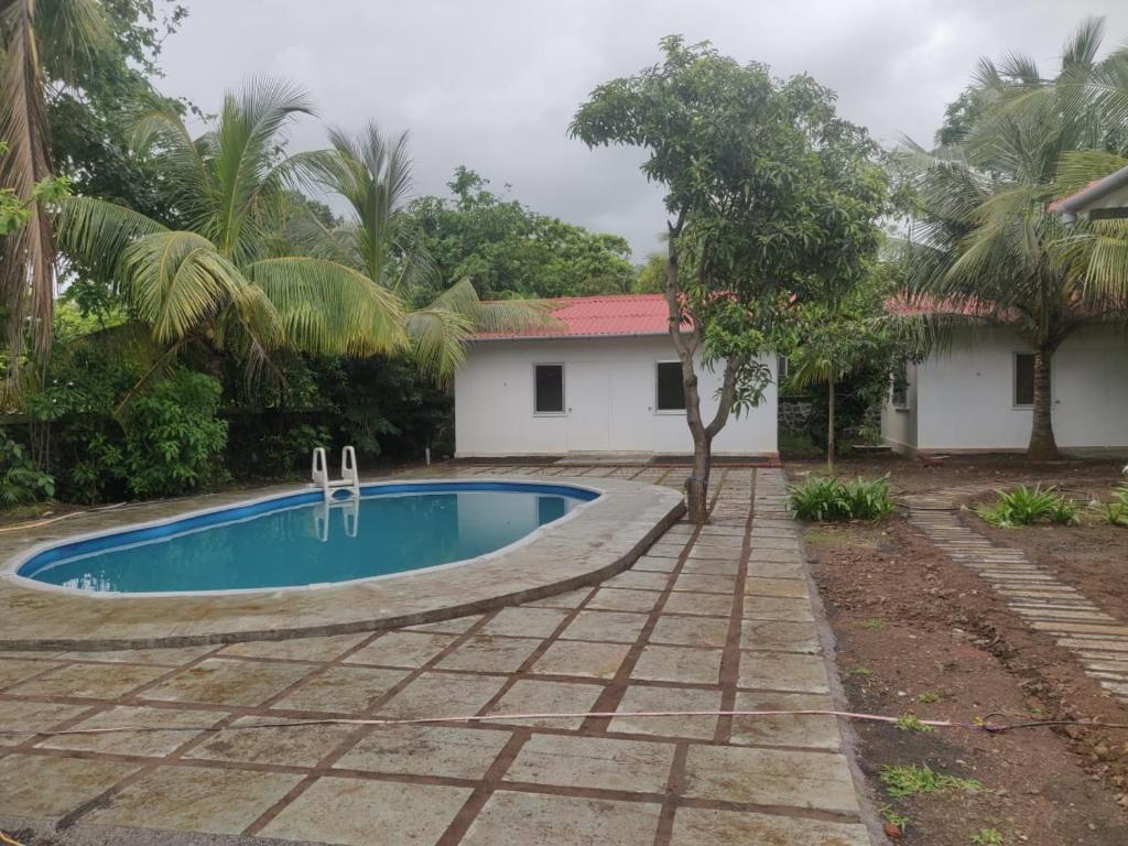 een zwembad voor een huis bij 6bhk Rexo Villa Alibaug in Alibaug