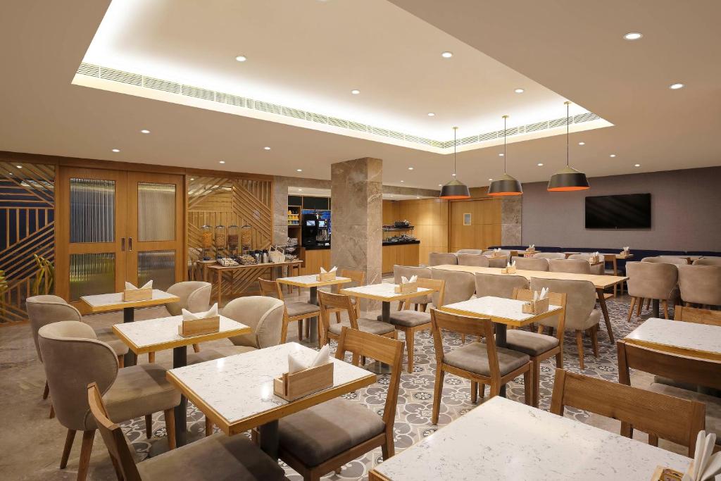 Restaurace v ubytování Holiday Inn Express Ahmedabad Prahlad Nagar by IHG