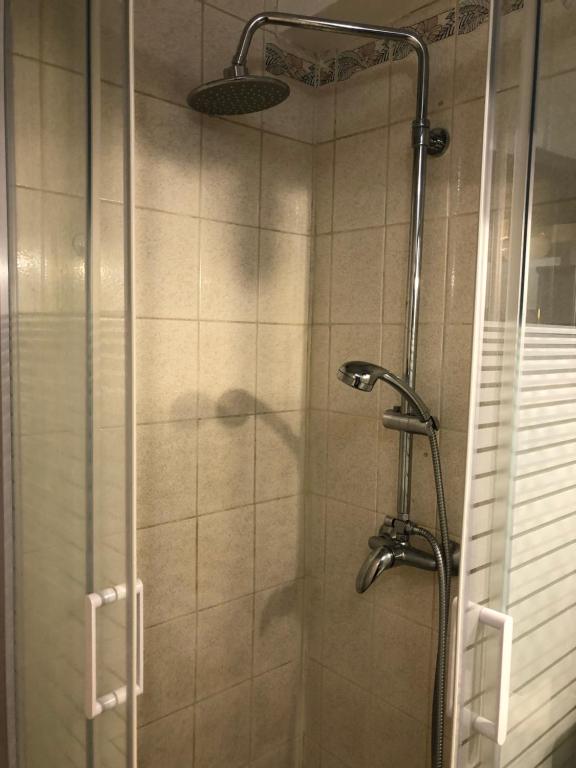 塔布的住宿－T3 Centre Ville Neuve，玻璃门淋浴和淋浴头