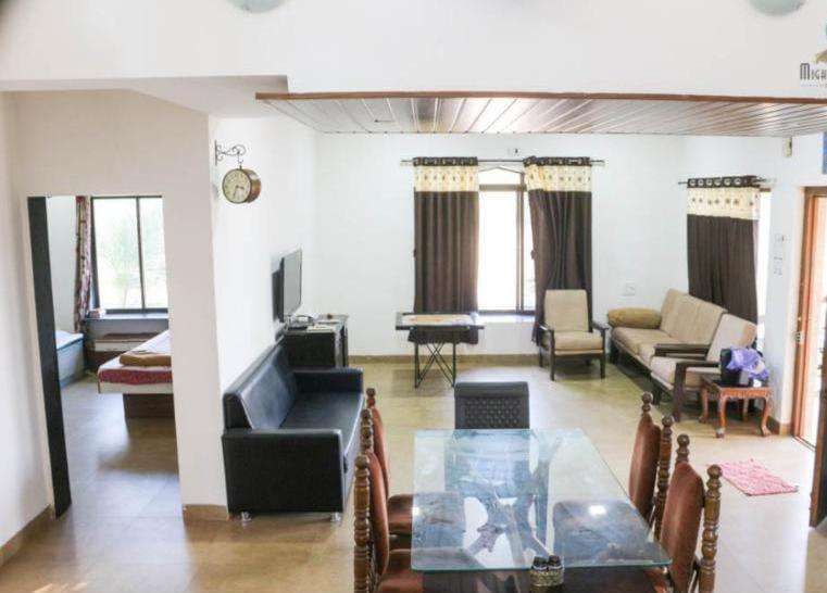 sala de estar con mesa y sofá en Dreamy Villa 3Bhk 5 Min Walking Distance Kihim Beach en Alibaug