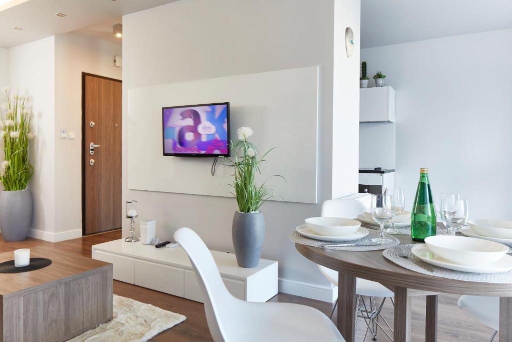 Televízia a/alebo spoločenská miestnosť v ubytovaní Wronia Business Residence