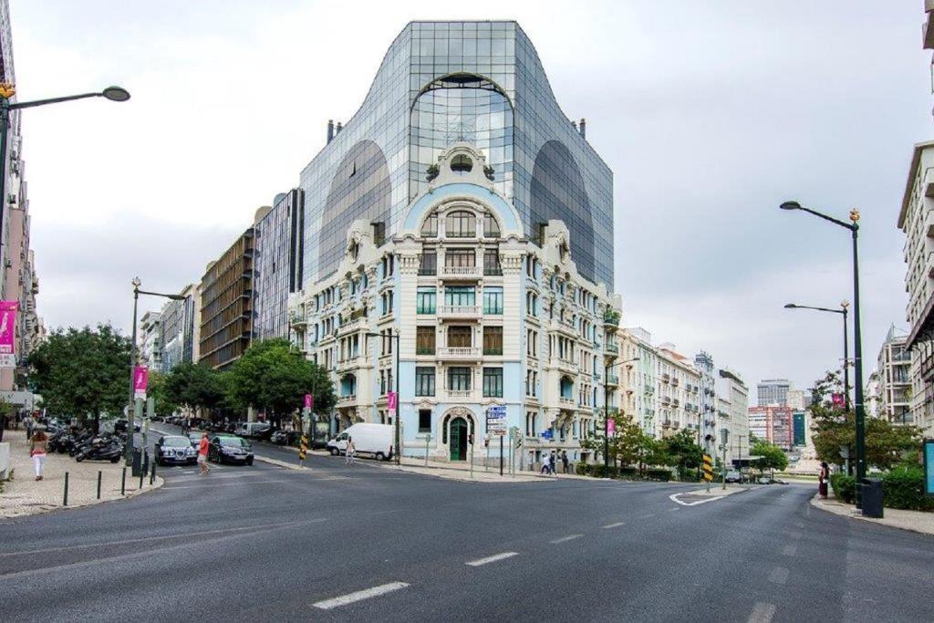 ein großes Gebäude an einer Stadtstraße mit einer Straße in der Unterkunft Stunning Apartment near Avenue Liberdade in Lissabon