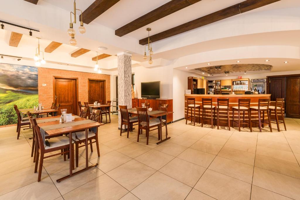 Reštaurácia alebo iné gastronomické zariadenie v ubytovaní POŁONINY Resort