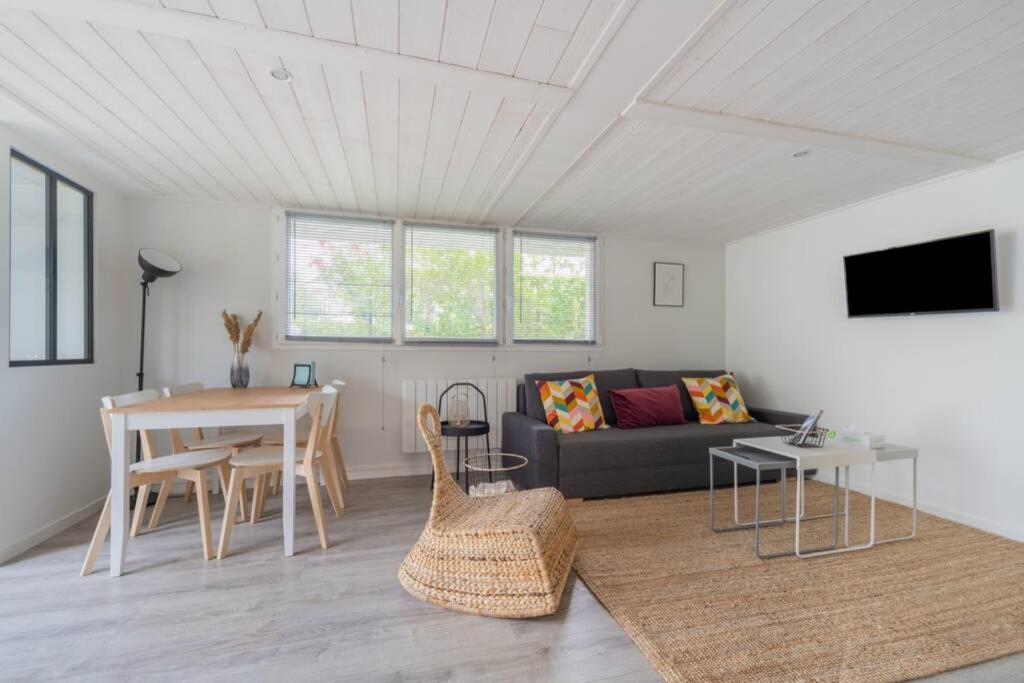 a living room with a couch and a table at Résidence confortable au calme quartier St Marceau in Orléans