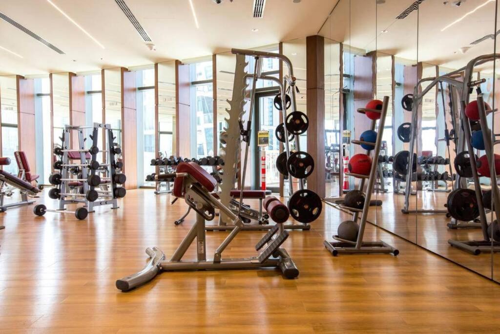 Fitness centrum a/nebo fitness zařízení v ubytování FIRST CLASS 1BR with DUBAI SKYLINE view
