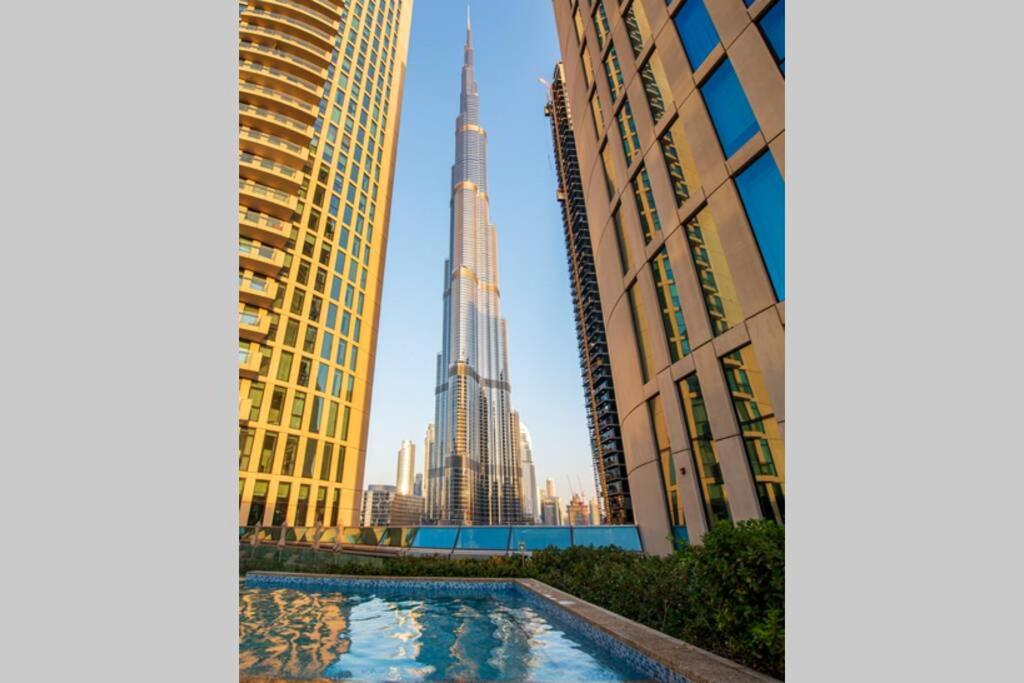 Bazén v ubytování FIRST CLASS 1BR with DUBAI SKYLINE view nebo v jeho okolí