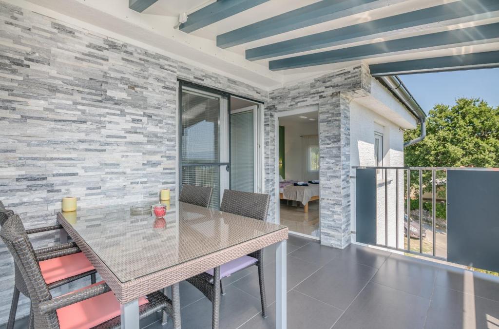 jadalnia ze stołem i krzesłami w obiekcie Apartment Dragica Čižići w mieście Čižići