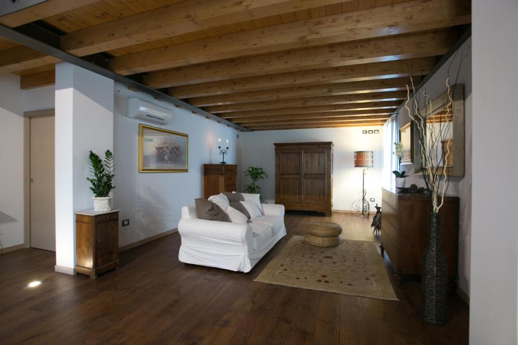 - un salon avec un canapé blanc et des plafonds en bois dans l'établissement Ca' Gemma, à Trévise