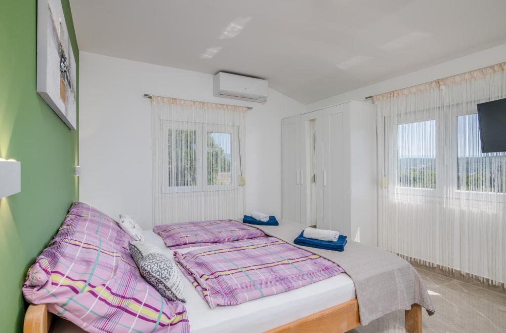 Łóżko lub łóżka w pokoju w obiekcie Apartment Dragica Čižići