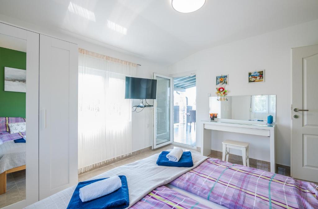 Łóżko lub łóżka w pokoju w obiekcie Apartment Dragica Čižići