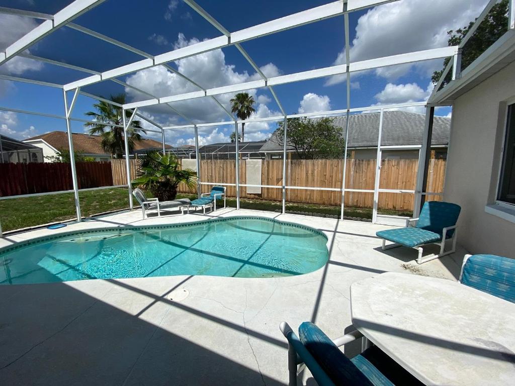 una piscina con pergolato e patio di Vacation Homes of Orlando Area a Orlando