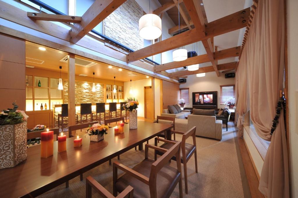 前橋的住宿－Maebashi - House - Vacation STAY 63941v，客厅配有大型木桌和椅子