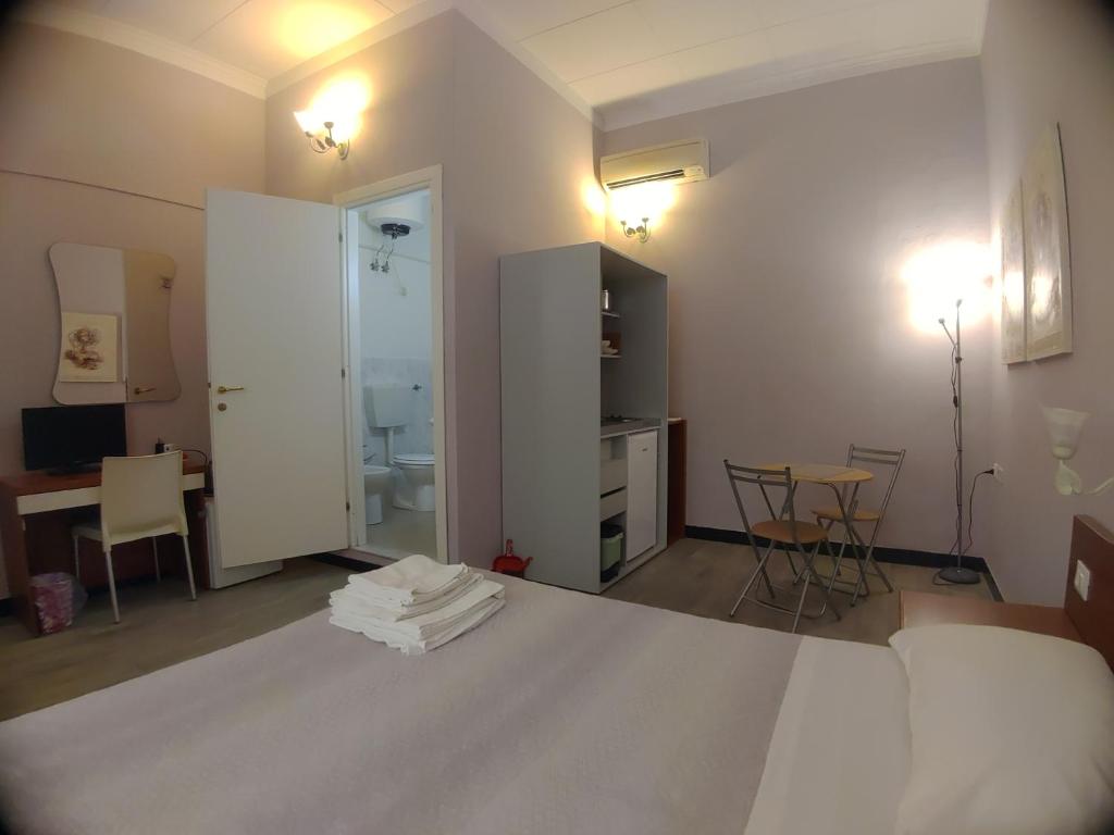 Postel nebo postele na pokoji v ubytování Affittacamere La Spezia Inn
