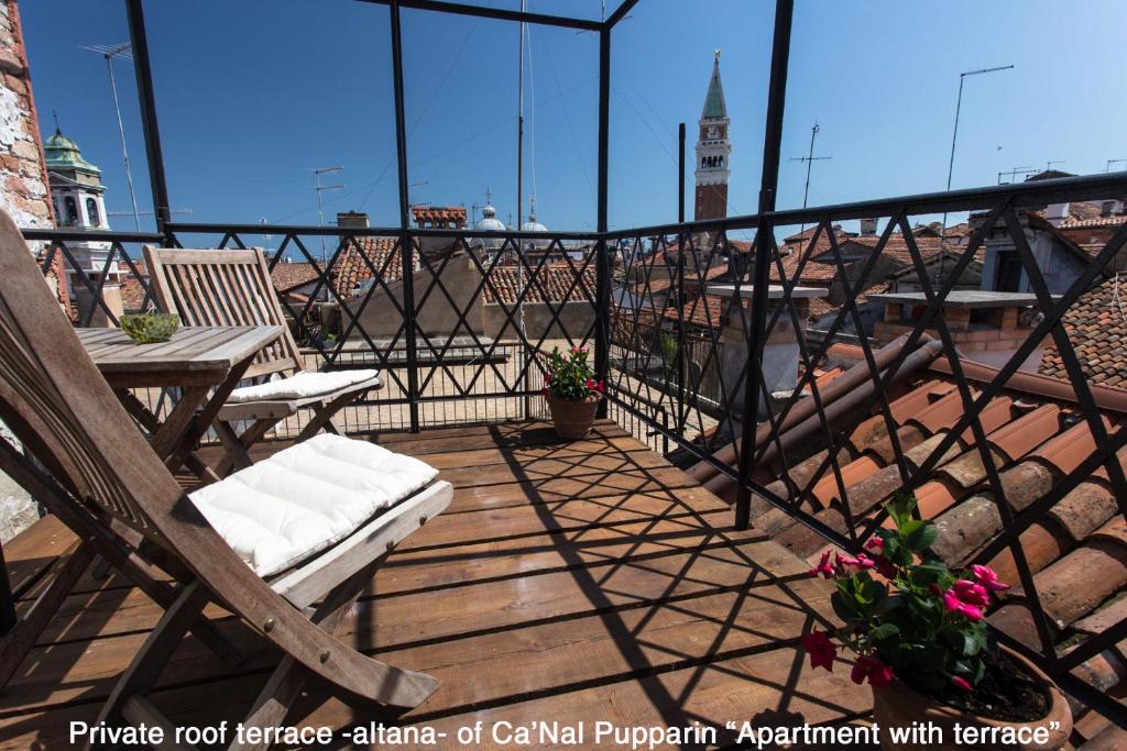 un balcone con tavolo e sedie su un edificio di Ca' Nal Apartments a Venezia