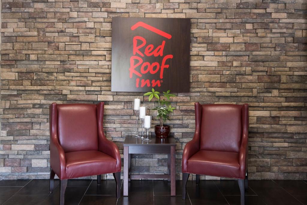 Posezení v ubytování Red Roof Inn Neptune - Jersey Shore