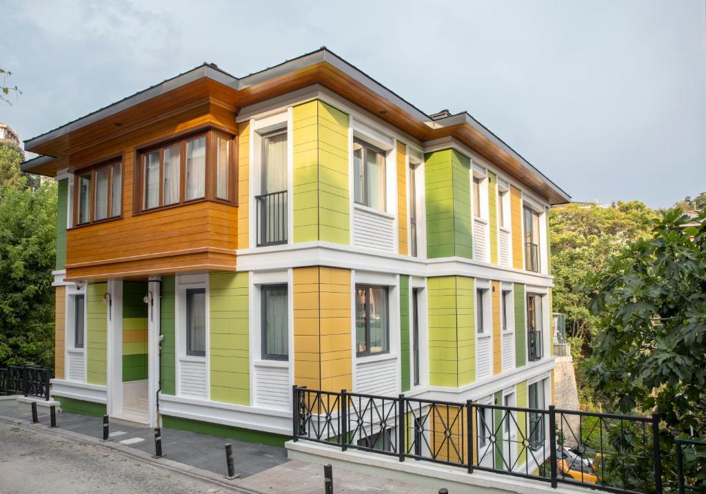 una casa colorida en la calle en Mita' Homes en Estambul
