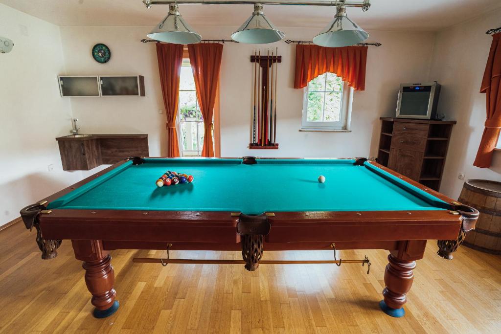 Biliár nebo kulečník v ubytování Apartment Sneznik
