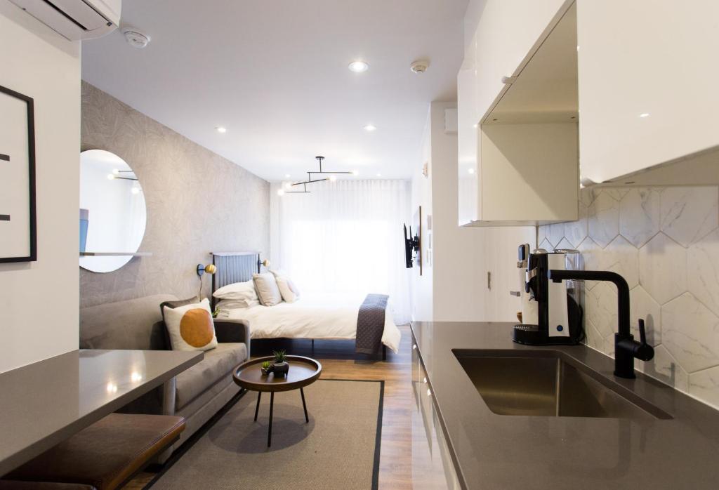 The Santamaria Golden Palms Studio by Den Stays - Housity