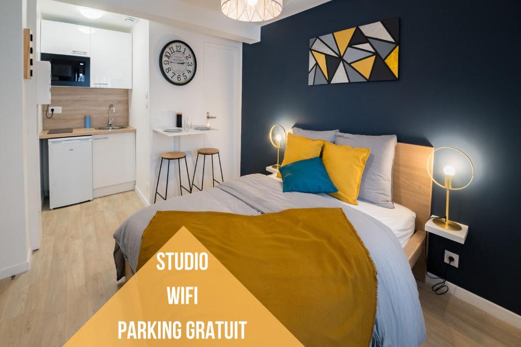 a bedroom with a king sized bed and a kitchen at Studio Cosy - Parking - Wifi - Buanderie - Jardin in Brest