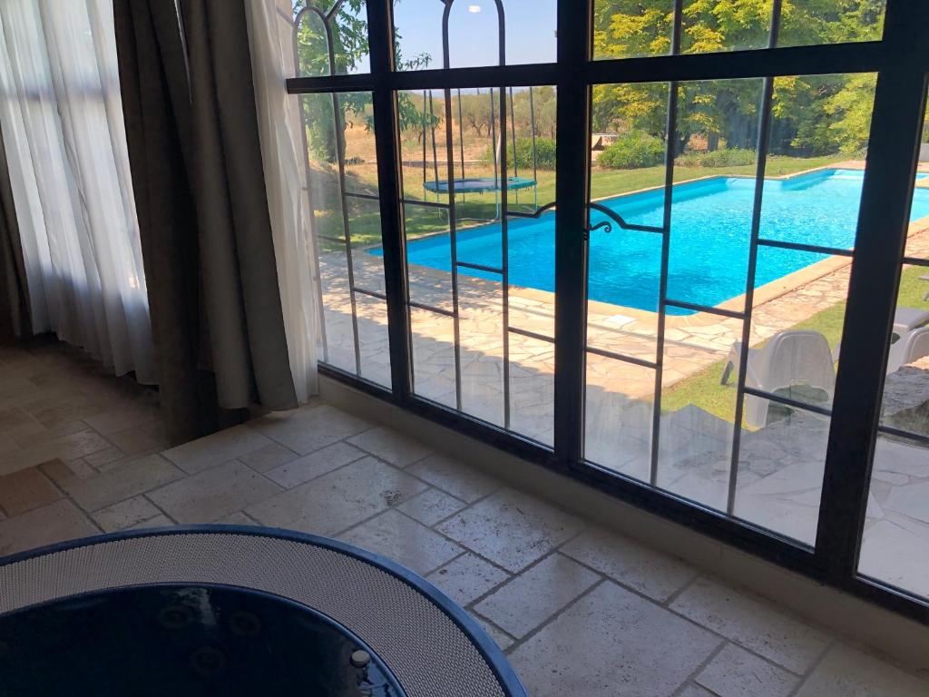 Bazén v ubytování Le Pool House - Private Jacuzzi - Mas des Sous Bois nebo v jeho okolí