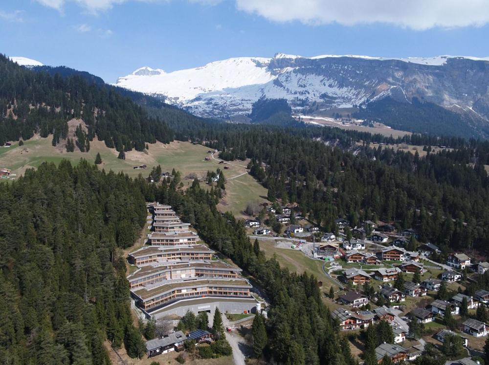 een luchtzicht op een badplaats in de bergen bij Alp Resort Ski In/Ski Out - 4.5 Zimmerwohnung für max. 7 Personen in Laax-Murschetg