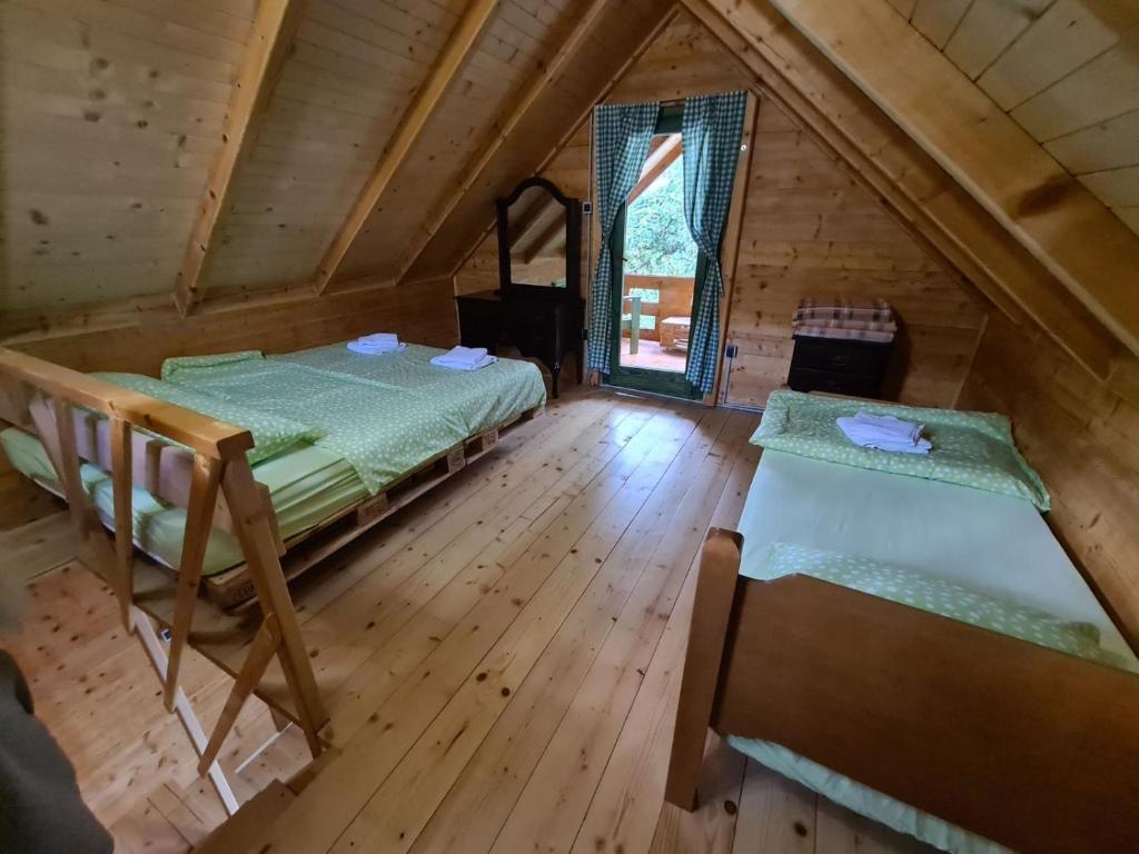 Un pat sau paturi într-o cameră la Guest house Green Garden