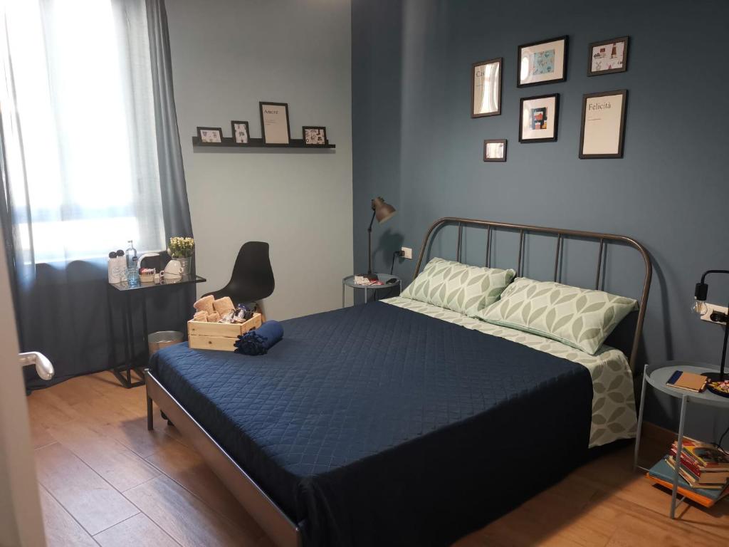 sypialnia z łóżkiem z niebieską kołdrą w obiekcie B&B Casa Caterina w Mediolanie