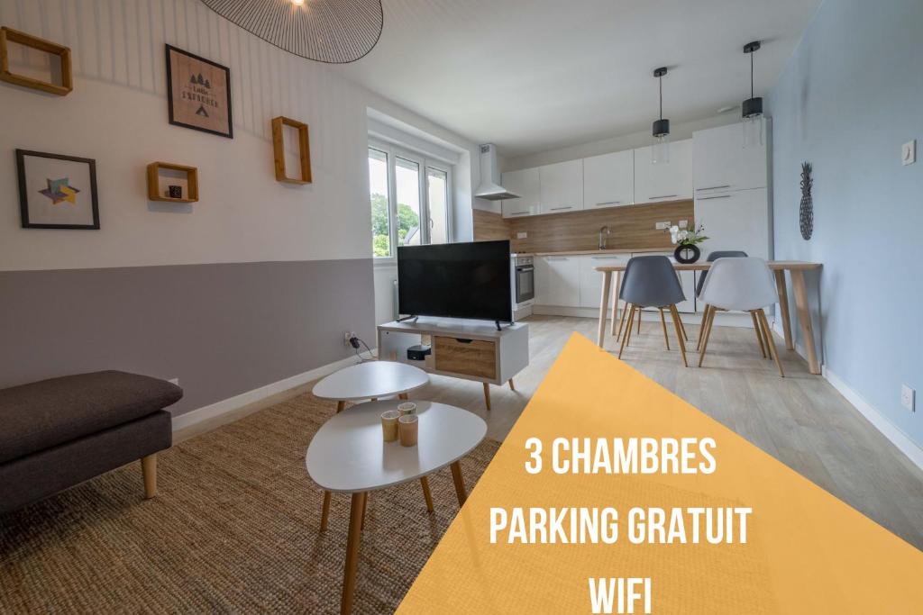 sala de estar con sofá y TV en Appartement 3 chambres - Parking - Wifi - Buanderie - Jardin, en Brest