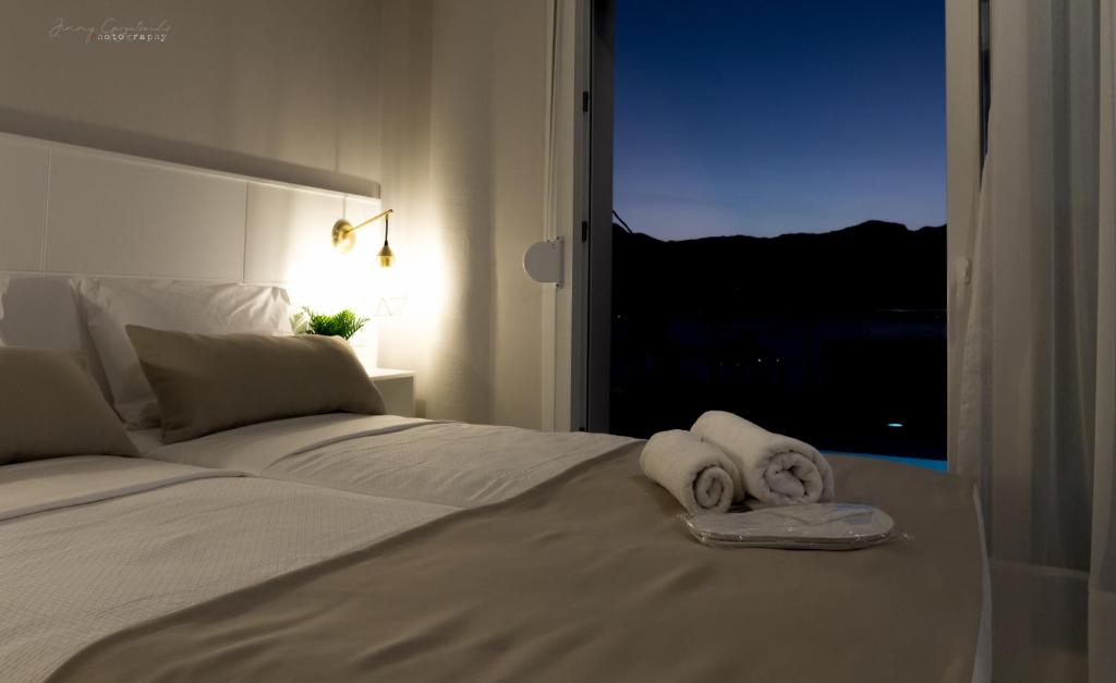 Postel nebo postele na pokoji v ubytování Sunset brand new luxury apt with pool & sea view
