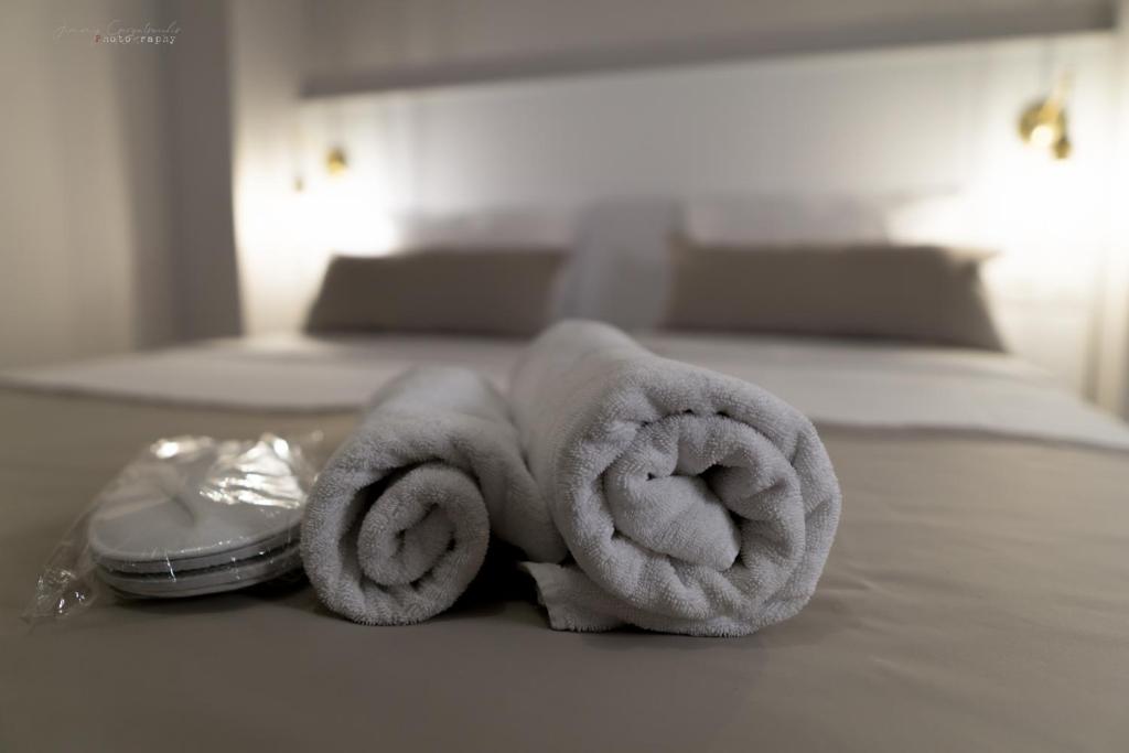 Postel nebo postele na pokoji v ubytování Sunset brand new luxury apt with pool & sea view