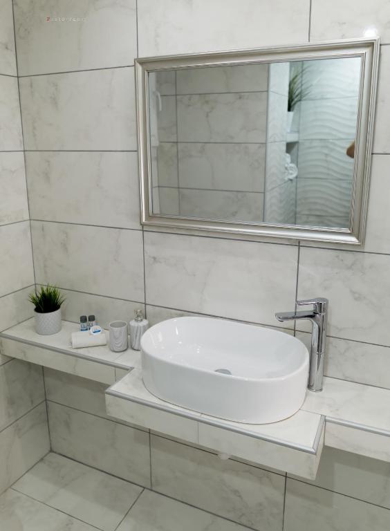 Koupelna v ubytování Sunset brand new luxury apt with pool & sea view