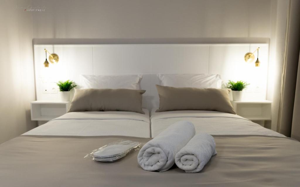 Postel nebo postele na pokoji v ubytování Sunset brand new luxury apt with pool & sea view