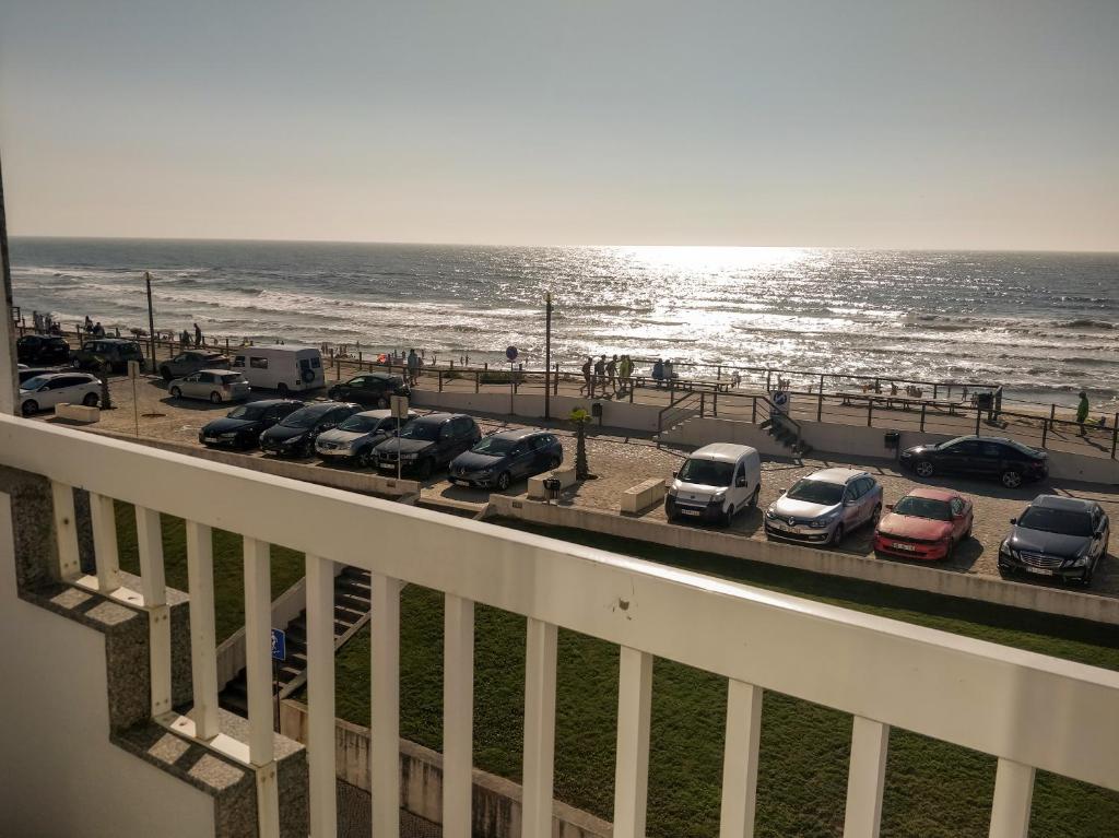 uma varanda com vista para um parque de estacionamento e para a praia em Brisa do Mar da Vagueira em Praia da Vagueira
