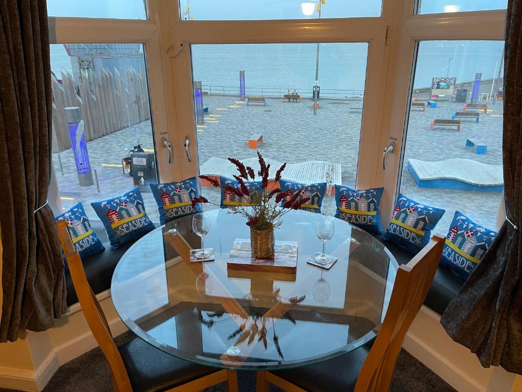 - une table à manger avec vue sur la piscine dans l'établissement HARBOUR VIEW HOLIDAY LET - Entire 3 Bedroom Maisonette With Spectacular Harbour And Sea Front Views Sleeps 5, à Bridlington