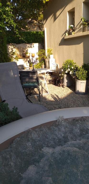 a backyard with a skateboard ramp and a bench at LE PETIT JARDIN ... in LʼIsle-sur-la-Sorgue