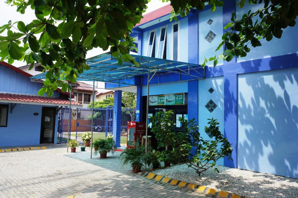 un edificio azul con una fachada azul y blanca en Kenari Residence en Pekanbaru