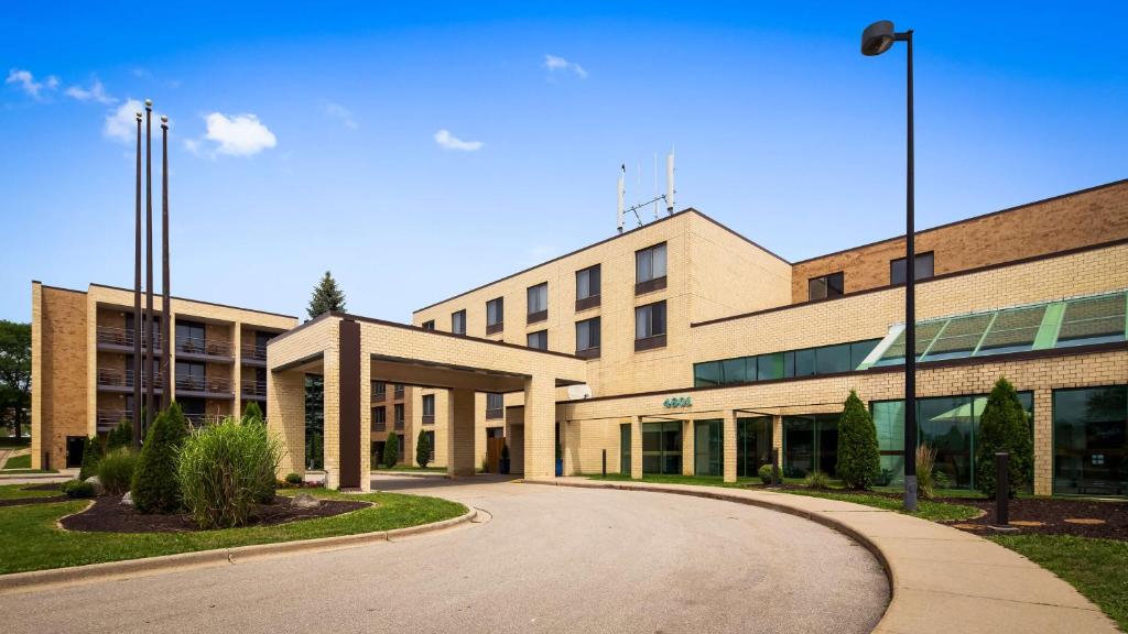 a building with a circular driveway in front of it at Best Western East Towne Suites in Madison