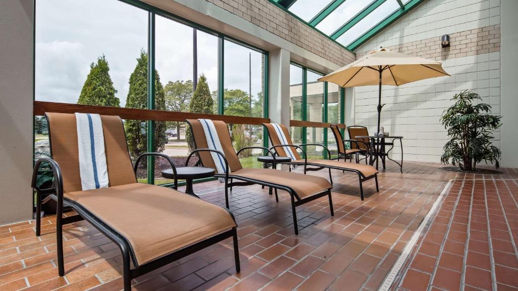 Best Western East Towne Suites photo