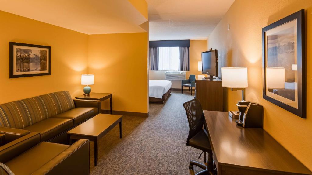 Best Western East Towne Suites photo