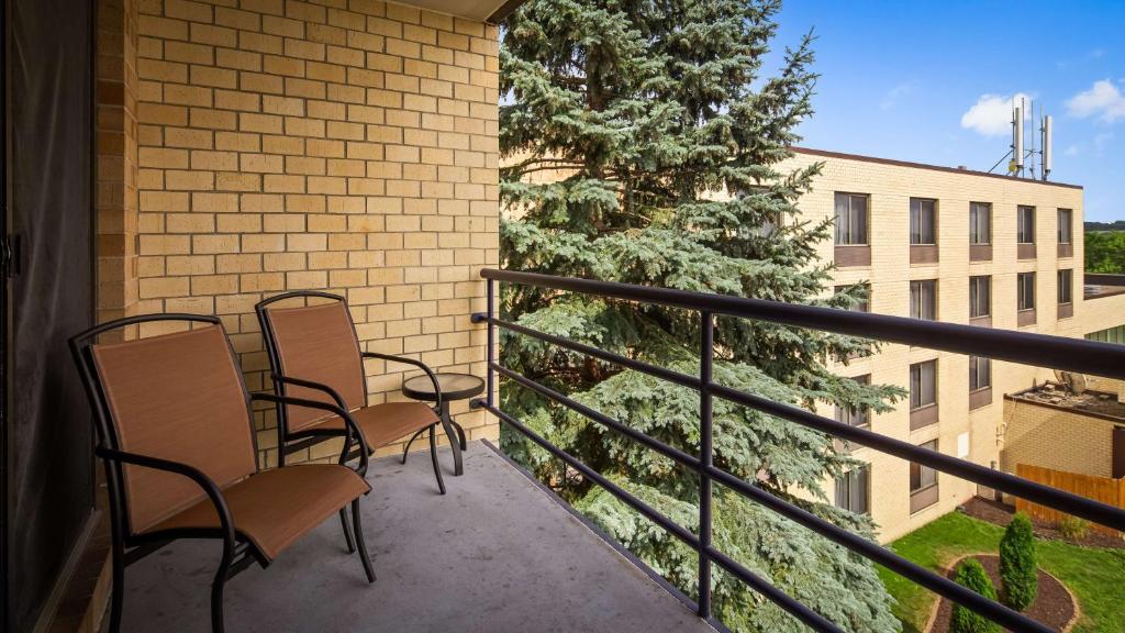Best Western East Towne Suites photo