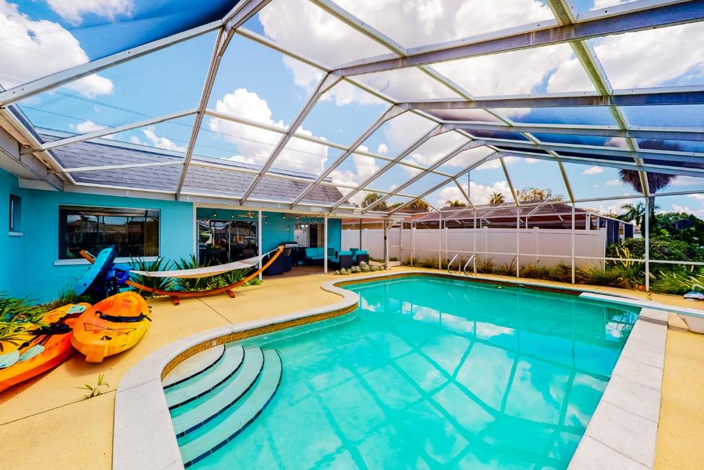 une piscine avec un toit en verre et une piscine intérieure dans l'établissement Dana Shores Retreat, à Tampa