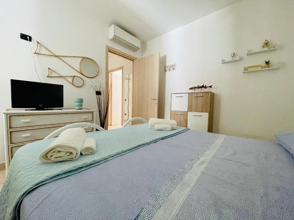 - une chambre avec un lit et des serviettes dans l'établissement Nerissa Holiday Home, à Gallipoli