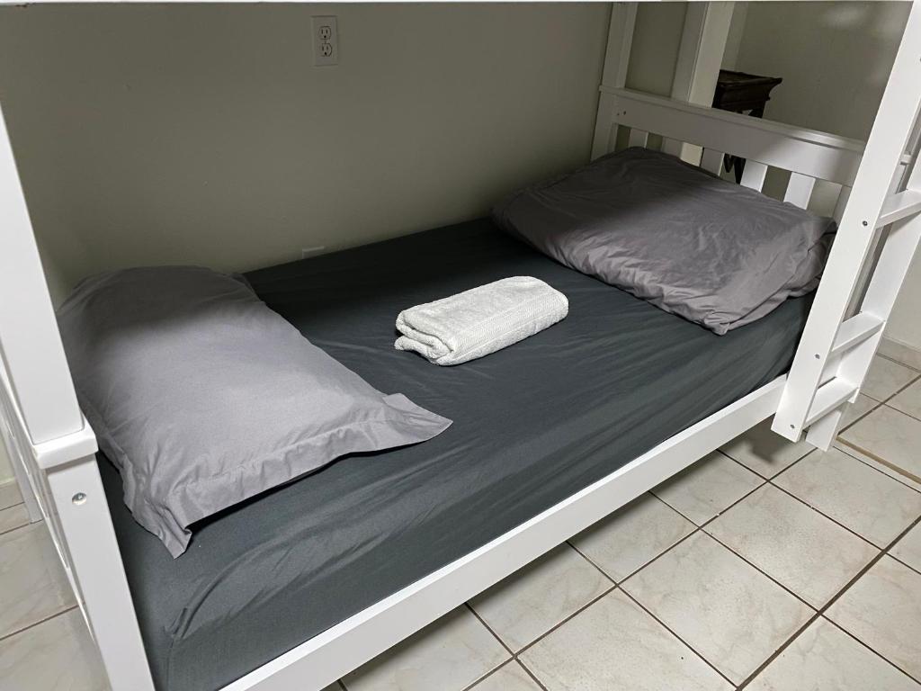 Postel nebo postele na pokoji v ubytování Single Size BOTTOM Bunk Bed - Mixed Shared ROOM