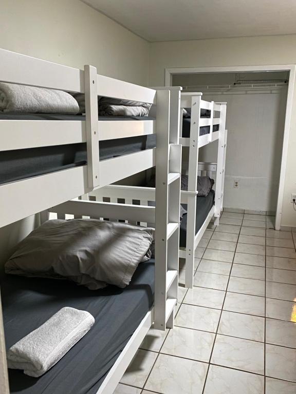 Postel nebo postele na pokoji v ubytování Single Size BOTTOM Bunk Bed - Mixed Shared ROOM