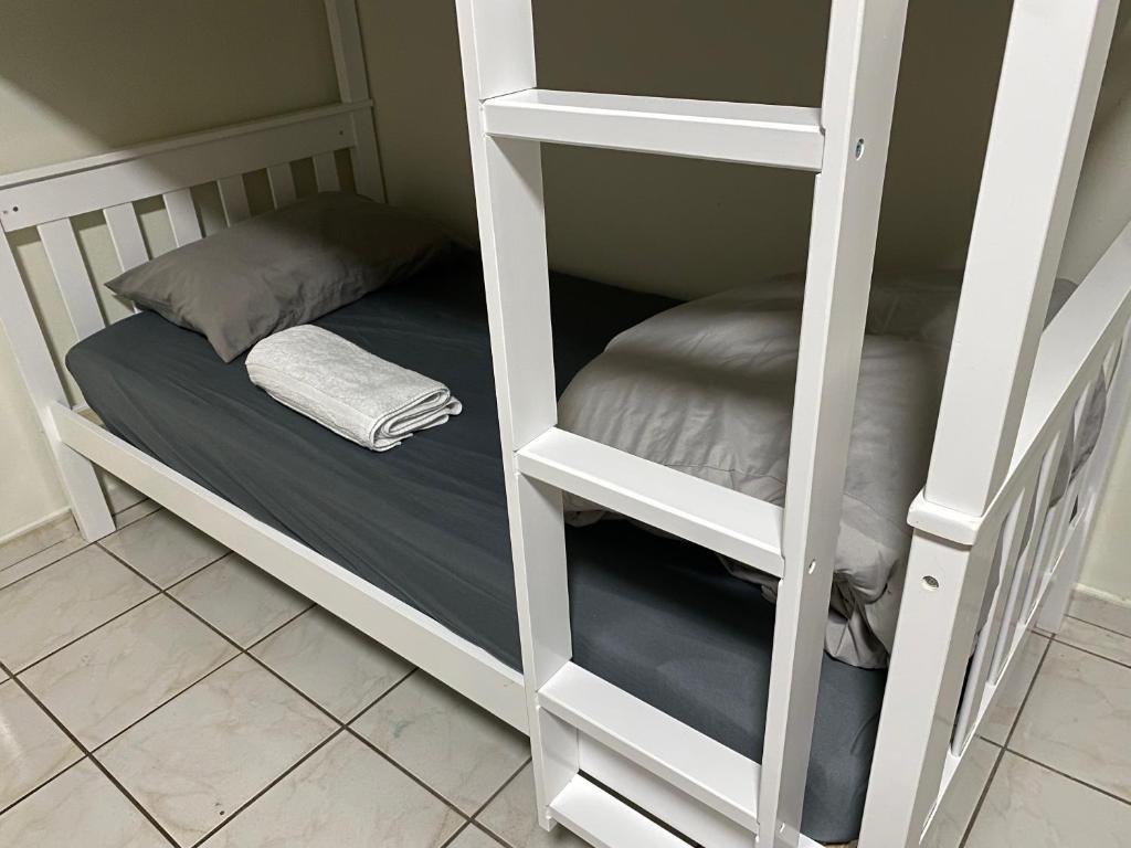 Postel nebo postele na pokoji v ubytování Single Size BOTTOM Bunk Bed - Mixed Shared ROOM