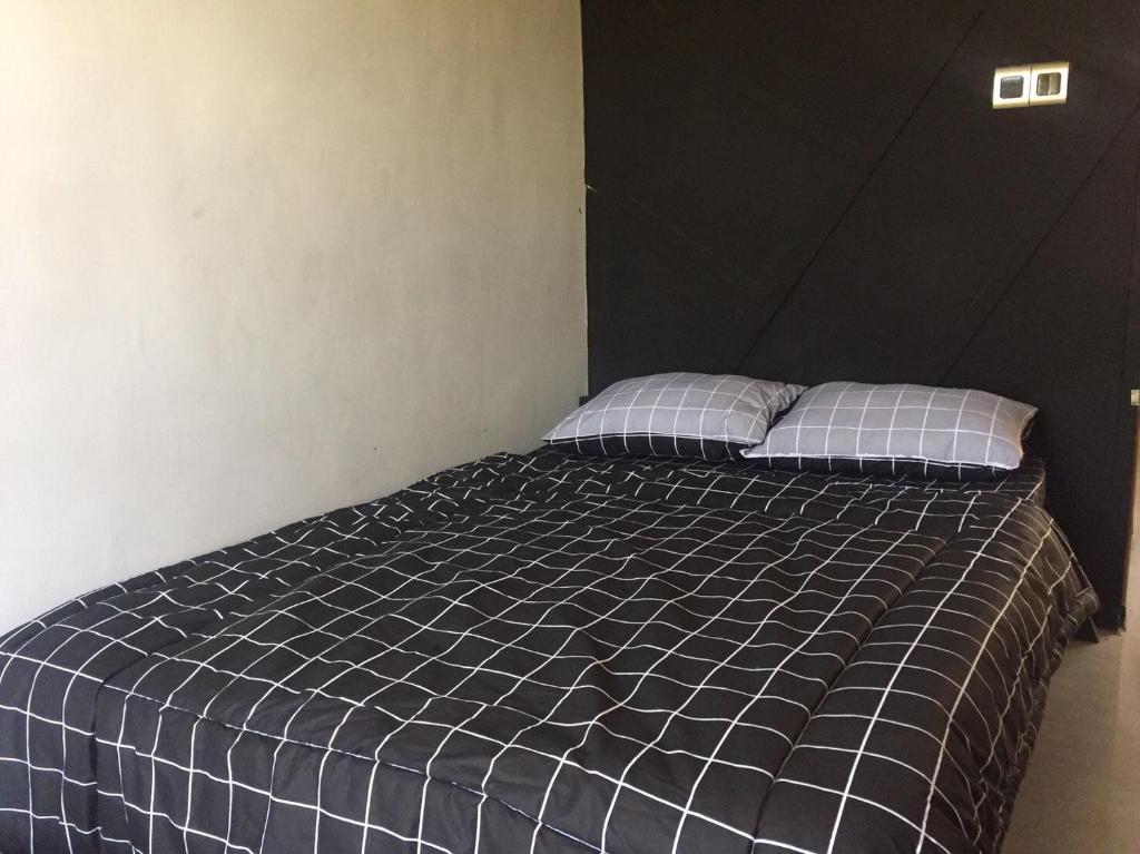 Postel nebo postele na pokoji v ubytování Happy House BnB Bromo backpacker