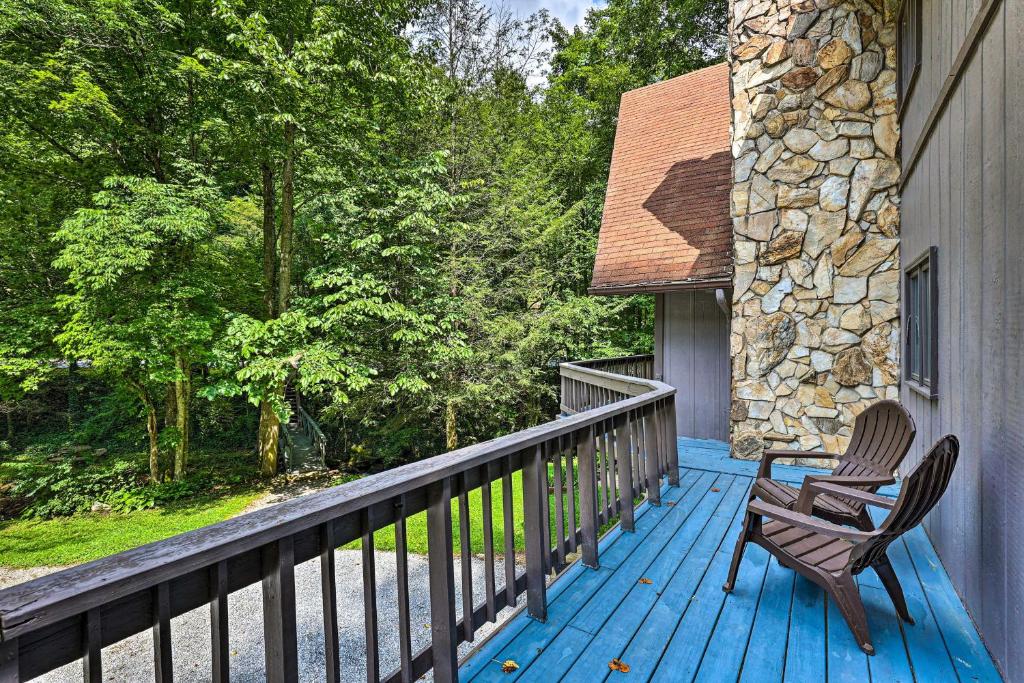eine blaue Terrasse mit zwei Stühlen auf einem Haus in der Unterkunft Peaceful Roan Mountain Escape On-Site Creek! in Roan Mountain