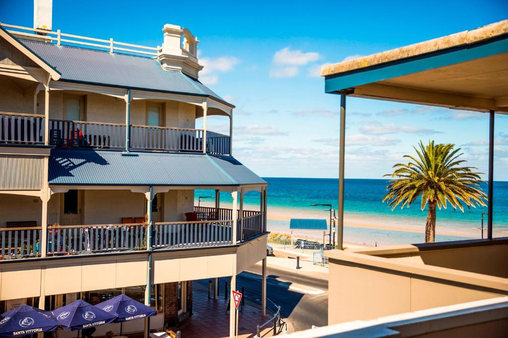 un hotel con vista sulla spiaggia di Esplanade Hotel Adelaide a Adelaide