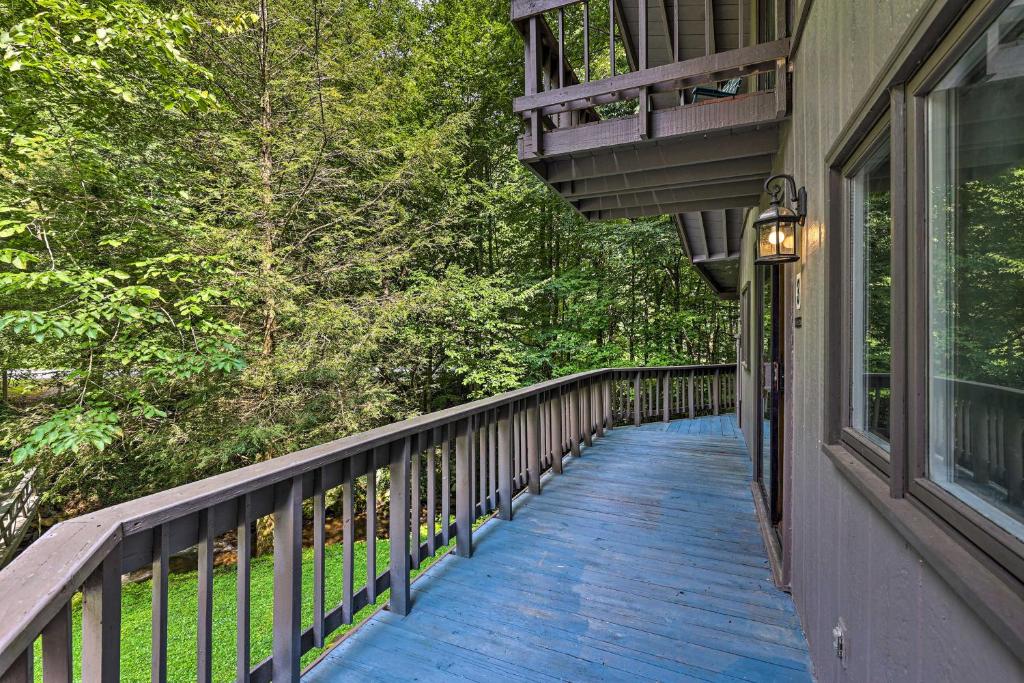 Μπαλκόνι ή βεράντα στο Roan Mountain Creekside Cabin Hike and Fish!